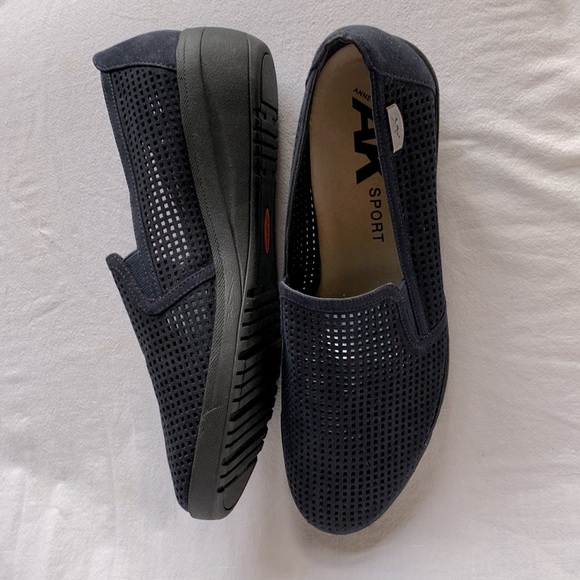 Anne Klein - perforated navy blue wedges size 10 1/2 - Picture 1 of 5